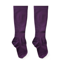 Preço de fábrica sólido roxo alto elástico respirável esportes meias de alta compressão até o joelho